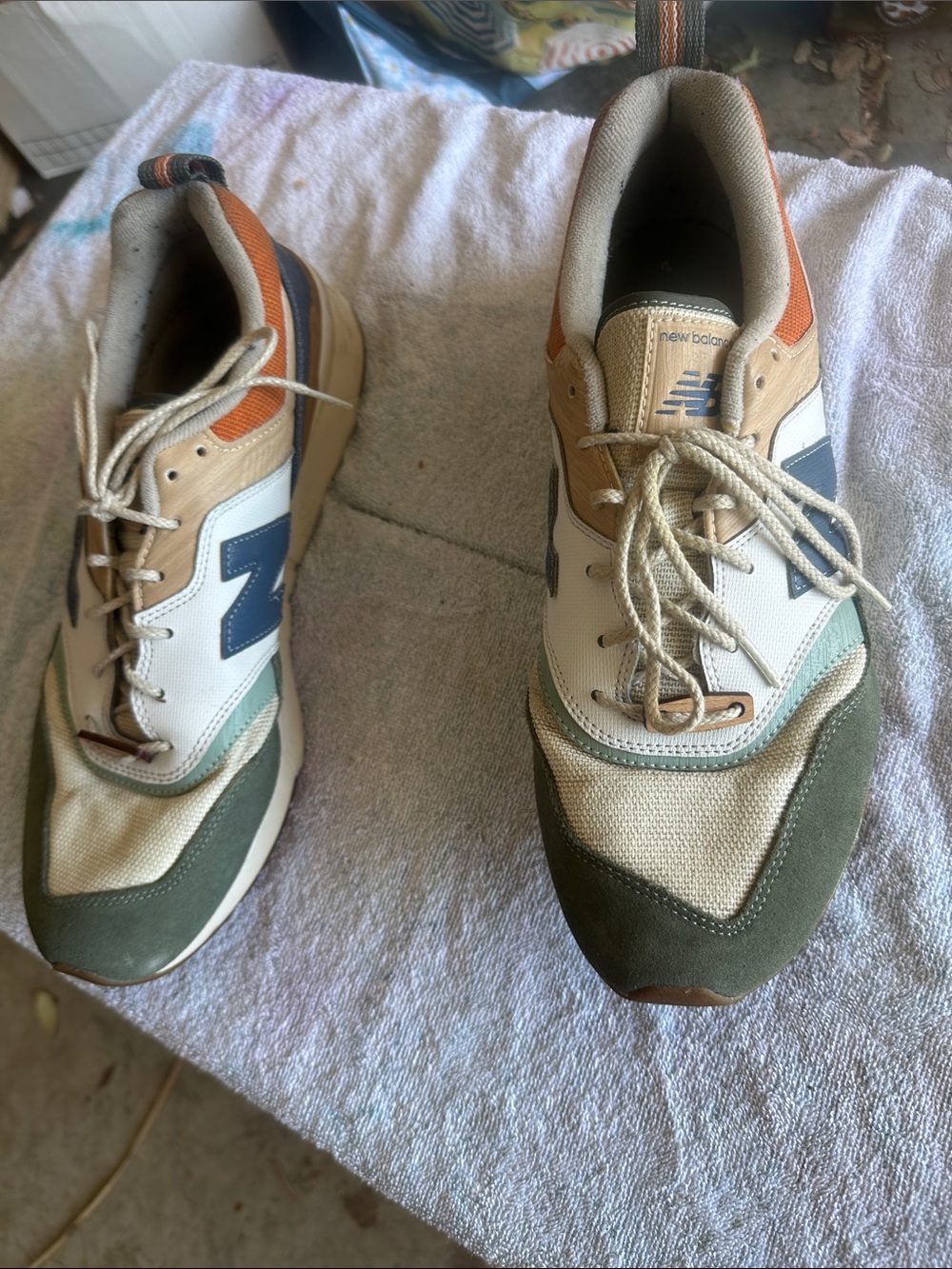 New Balance Men’s Olive, Beige & Navy Low-Top Sneakers in GUC  size 11.5